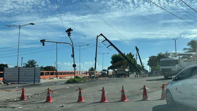 Poste tomba em avenida e interdita trânsito