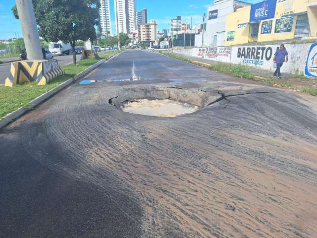 Rompimento de adutora da Caern interdita trânsito na Prudente de Moraes