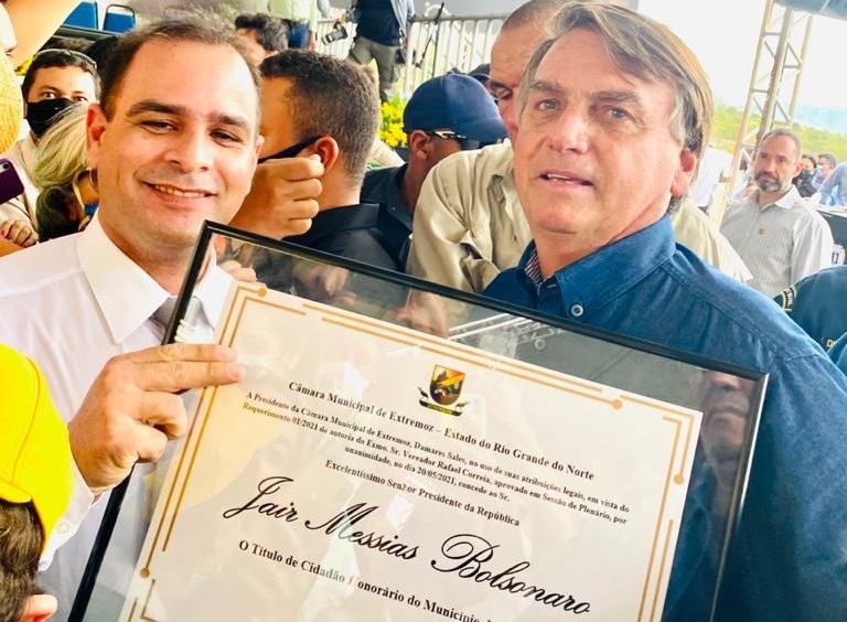 Vereador de Extremoz vai até Jucurutu entregar Título de Cidadão a Bolsonaro