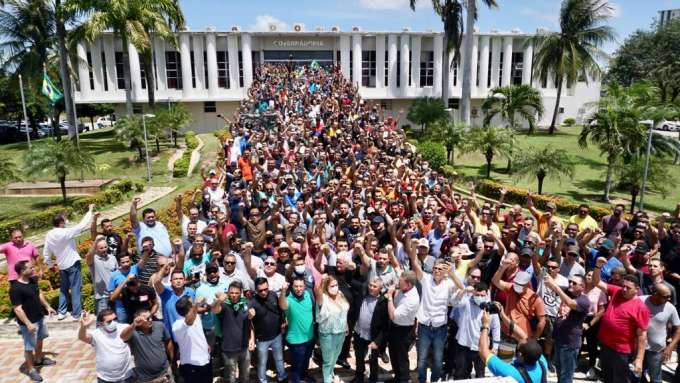 PM e bombeiros lotam governadoria para cobrar aumento