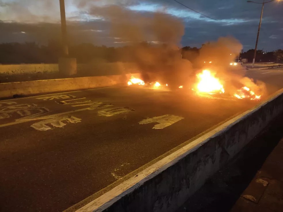 Pneus queimados na madrugada interditam trânsito na ponte de Igapó