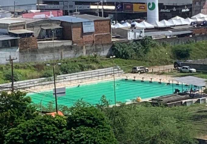 Massa: Policiais da Força Nacional tomam banho de piscina