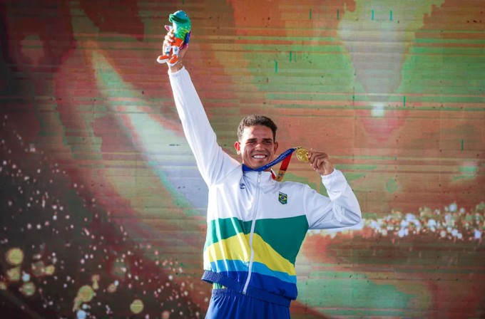 Surfista potiguar comemora ouro nos Jogos Sul-Americanos de Praia