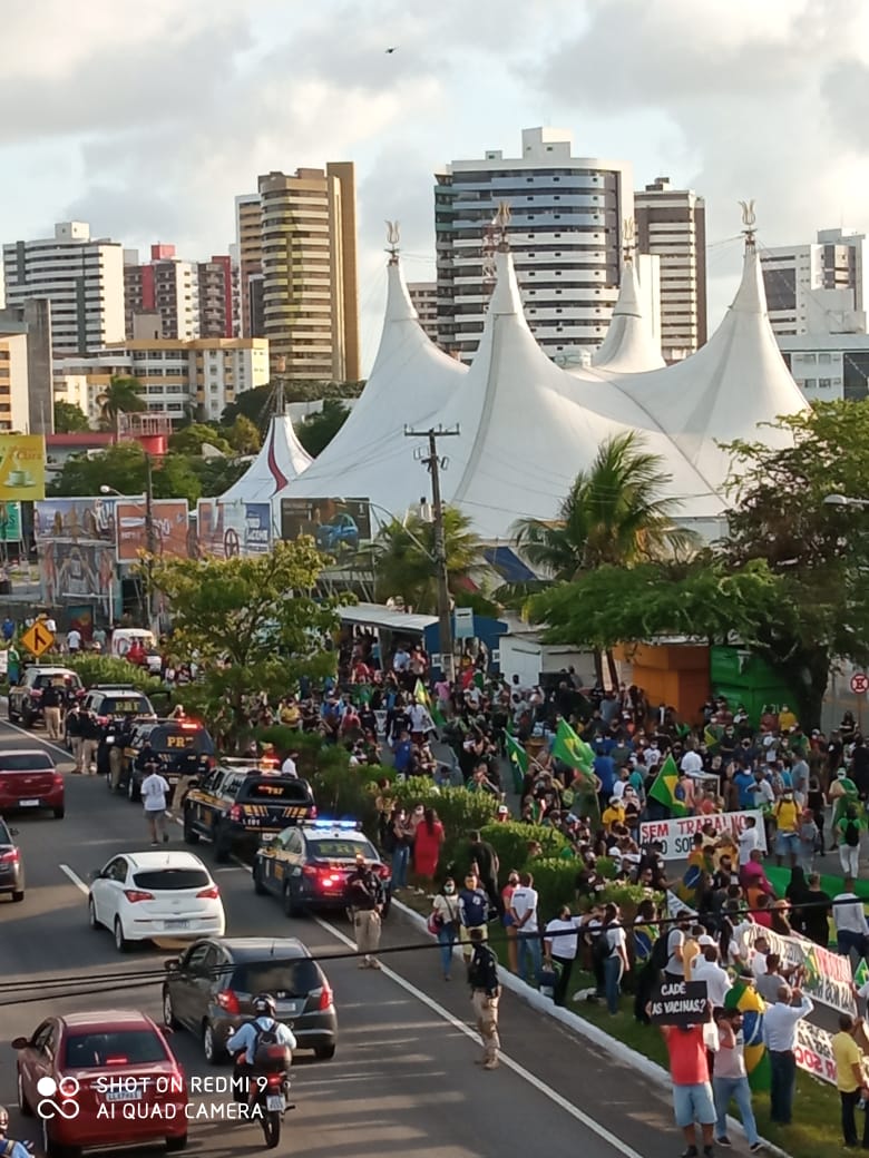 Manifestação fecha entrada do Centro Administrativo