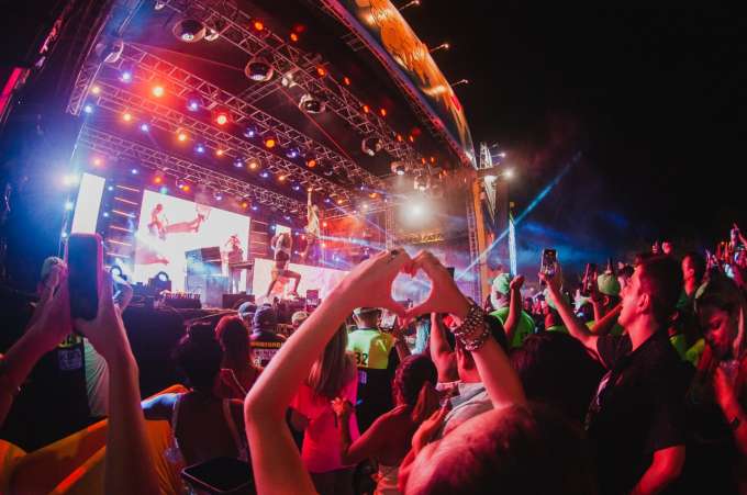 Mistura de ritmos marca segunda noite do Carnaval na Pipa