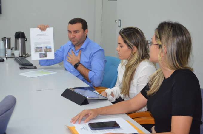 Prefeito Emídio Jr cobra à Caern solução para buracos e abastecimento de água em Macaíba
