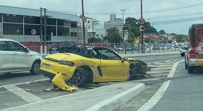 Acidente destrói carro de luxo de R$ 450 mil