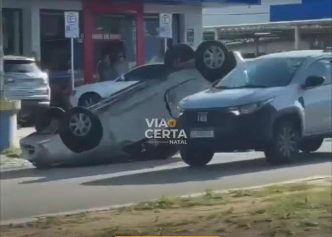 Carro capota na Avenida engenheiro Roberto Freire