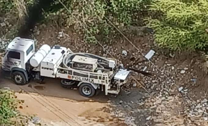 Caminhão despeja lixo no final da Jaguarari