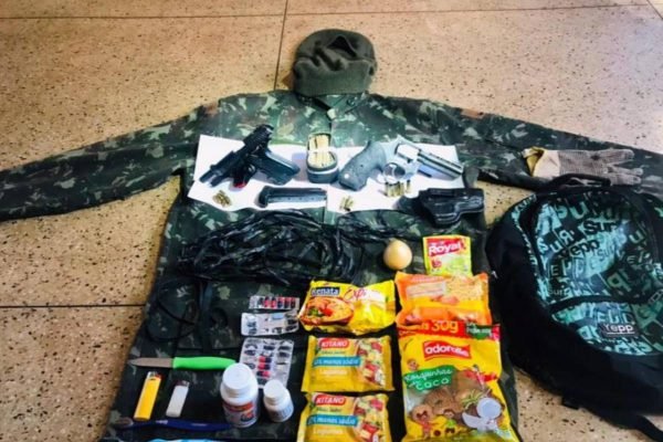 Tempero, bolachas, munição e dinheiro: veja o que tinha dentro da mochila de Lázaro