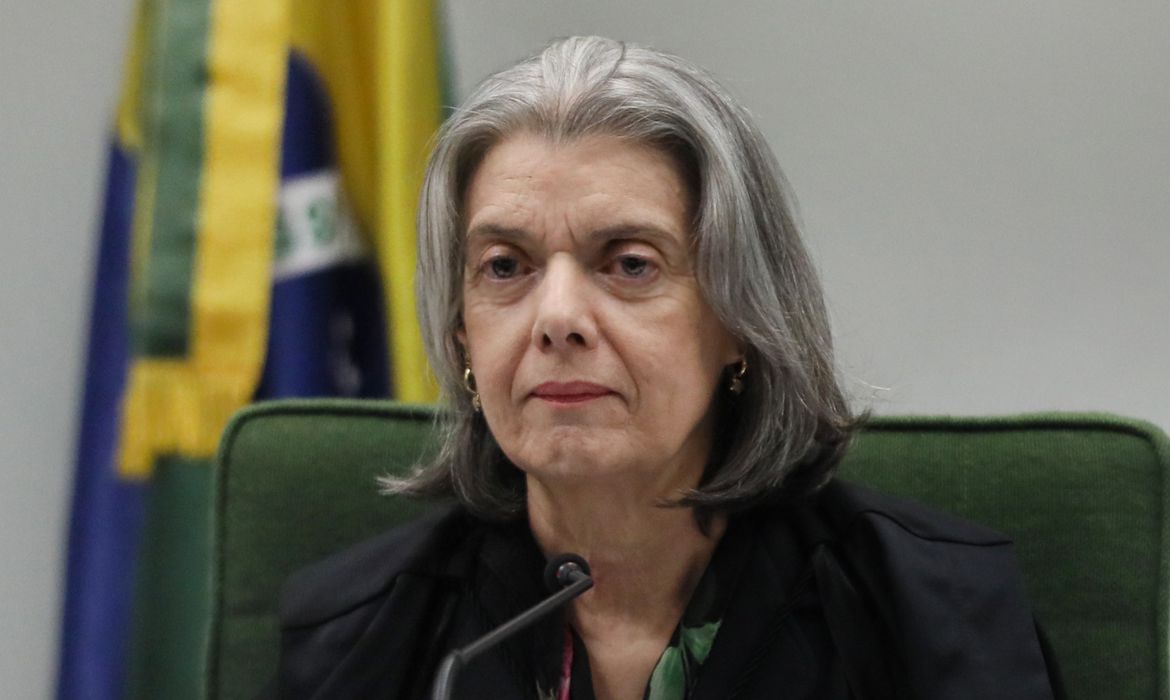 Cármen Lúcia manda Justiça entregar dossiê sobre 'antifascistas' a ministros