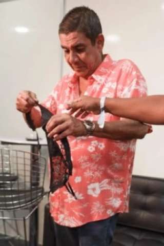 No clima do Carnaval, Zeca Pagodinho cheira calcinha dada por fã
