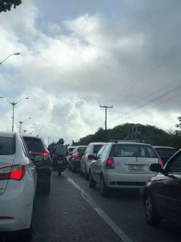 Semáforo quebrado e engarrafamento no prolongamento da Prudente