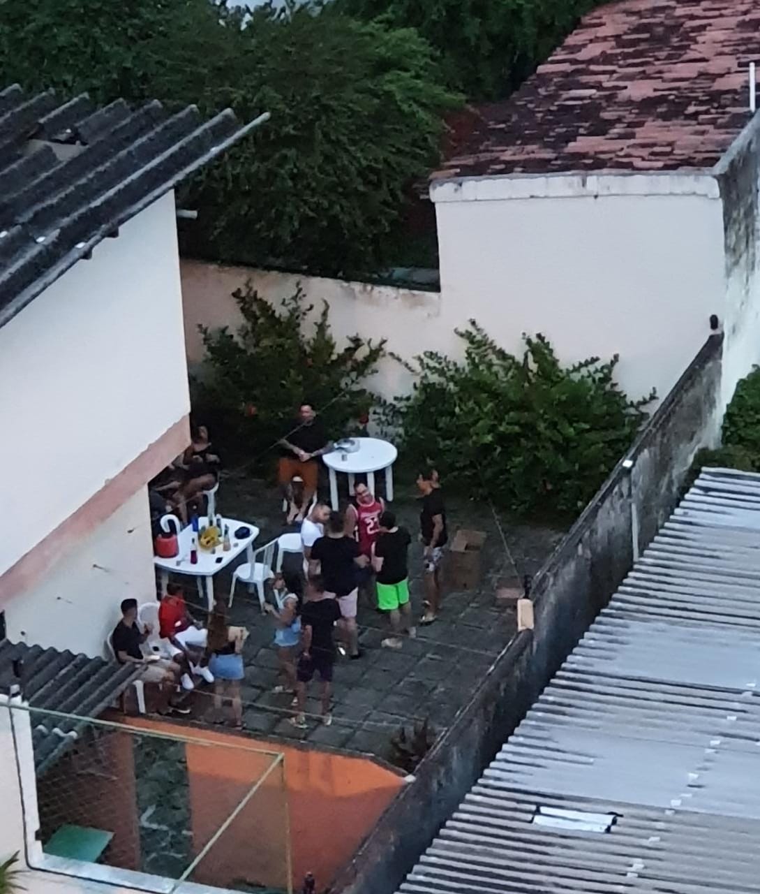Festa, DJ e polícia