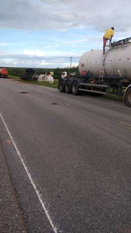 Carreta carregada com gasolina tomba em rodovia “administrada” por Fátima