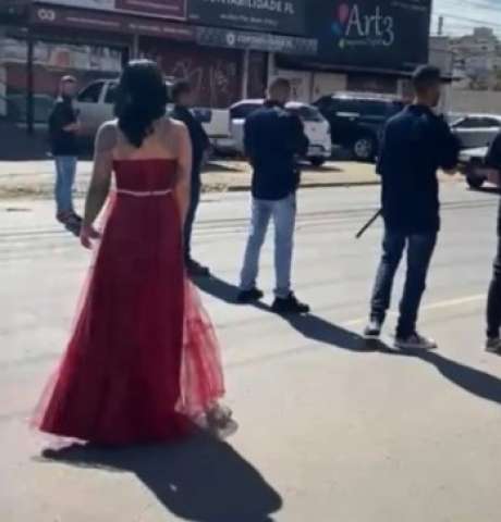 [VÍDEO] Homens com fuzis param trânsito para “dama de vermelho” passar