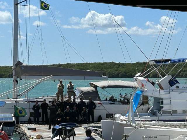 PF faz operação no Iate Clube