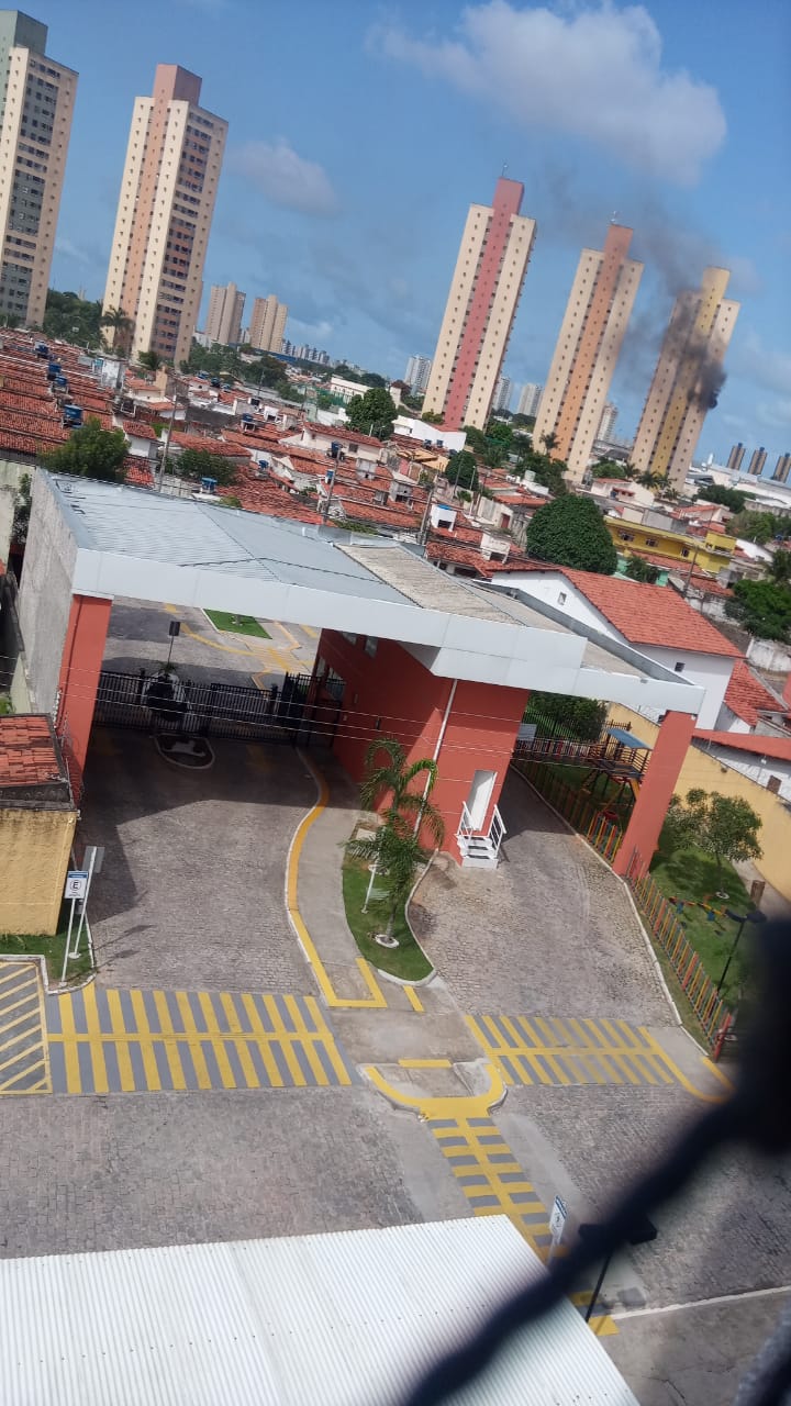 Bombeiros ainda não chegaram no prédio em Cidade Satélite