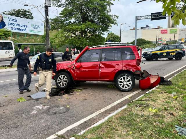 Sem motorista, carro é encontrado capotado na BR-101
