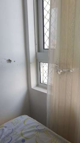 Apartamento é atingido por disparo durante troca de tiros entre PM e bandidos em Nova Parnamirim