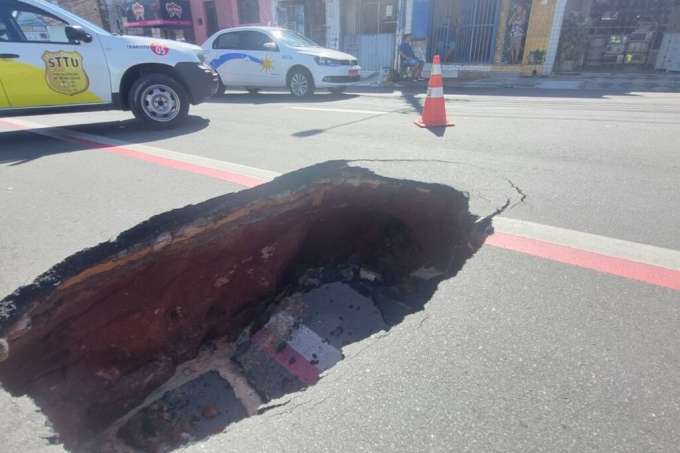 Cratera se abre na Avenida Coronel Estevam, no Alecrim