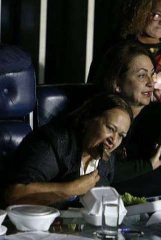 Fátima chama manifestantes de “arruaceiros”; e quem come quentinha à mesa do Senado?