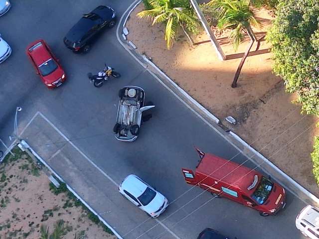 Carro capotado na Rotatória de Ponta Negra