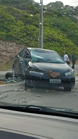 [VIDEO] Carro bate em poste e o derruba na Via Costeira