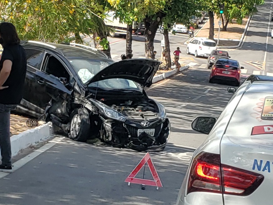 Carro fica destruído em batida na Prudente de Morais