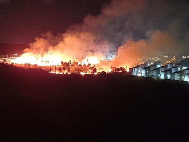 [VIDEO] Incêndio de grandes proporções toma conta de área em Emaús
