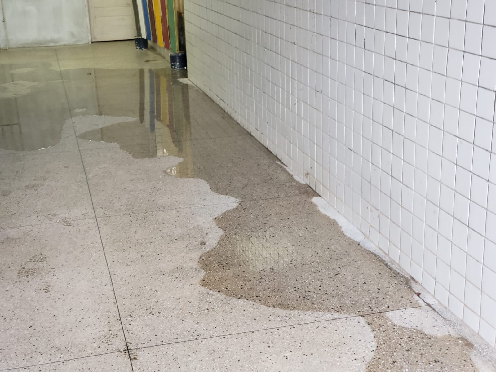 [IMAGENS DEPRIMENTES] Após ficar um ano fechada, escola estadual está caindo os pedaços no Tirol