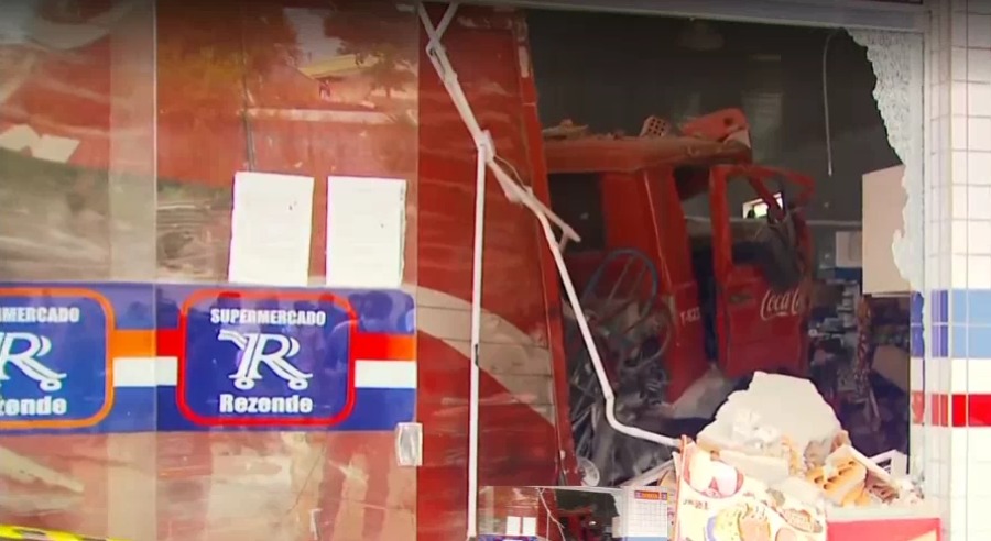 Vídeo: Caminhão invade supermercado e deixa sete feridos