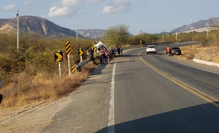 Duas pessoas morrem após carreta tombar em rodovia no Seridó
