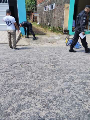 Urgente: Bomba do Bope cai em quintal de casa, homem vai pegar e ela explode; Ele pode perder a mão