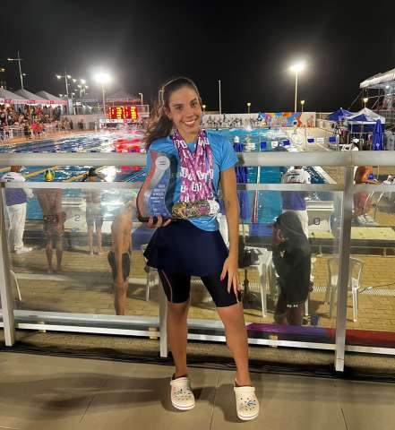Nadadora potiguar conquista 10 medalhas e é destaque em competição regional