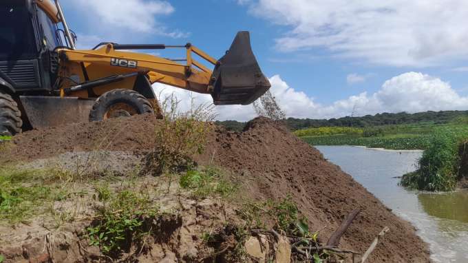 Caern trabalha para segurar a merda