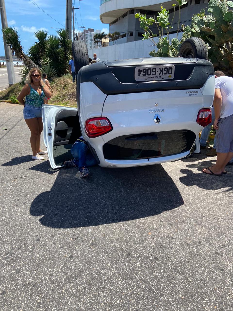 Carro capota em Areia Preta em acidente que acabou de acontecer