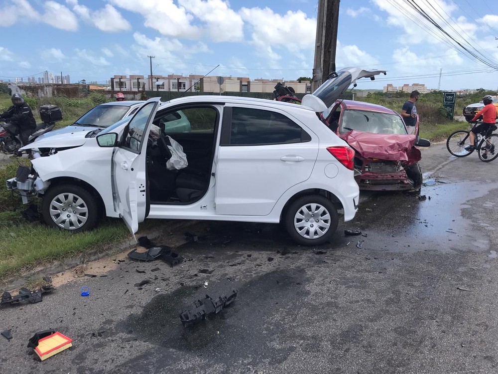 Carros batem de frente na Grande Natal e motorista tem perda de memória