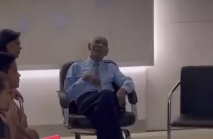 Idoso é velado sentado