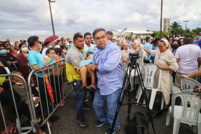 Prefeito ajuda a socorrer mulher que passou mal durante missa na Pedra do Rosário