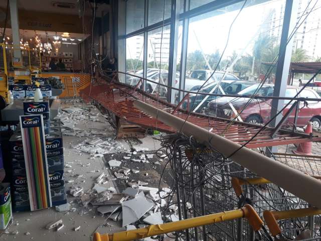 Urgente: Grade desaba na Lampadinha; VEJA IMAGENS