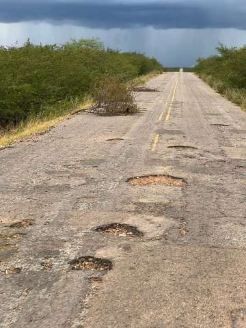 Mais um para conta do Governo Fátima: Carro quebra ao tentar atravessar estrada do RN