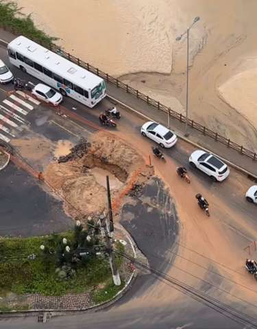 [VIDEO] Impressionante: Cratera abre em Areia Preta