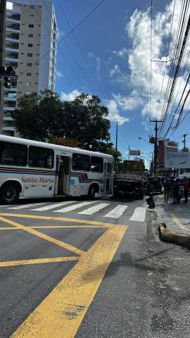 Batida entre ônibus e caminhão interdita trecho da Avenida Prudente de Moraes