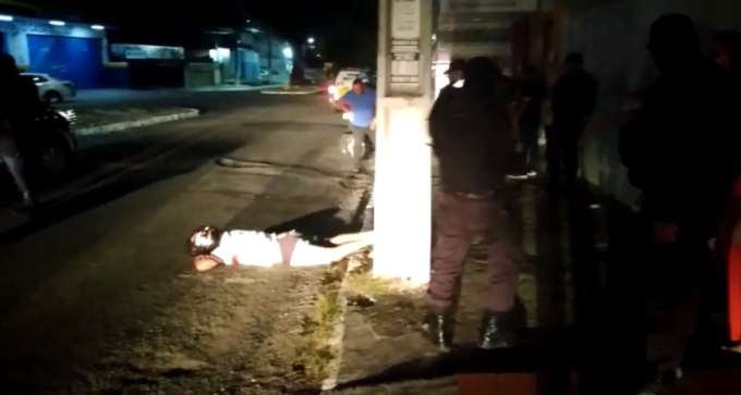 [VÍDEO] Bandido tenta assaltar restaurante e é baleado por segurança em Lagoa Nova