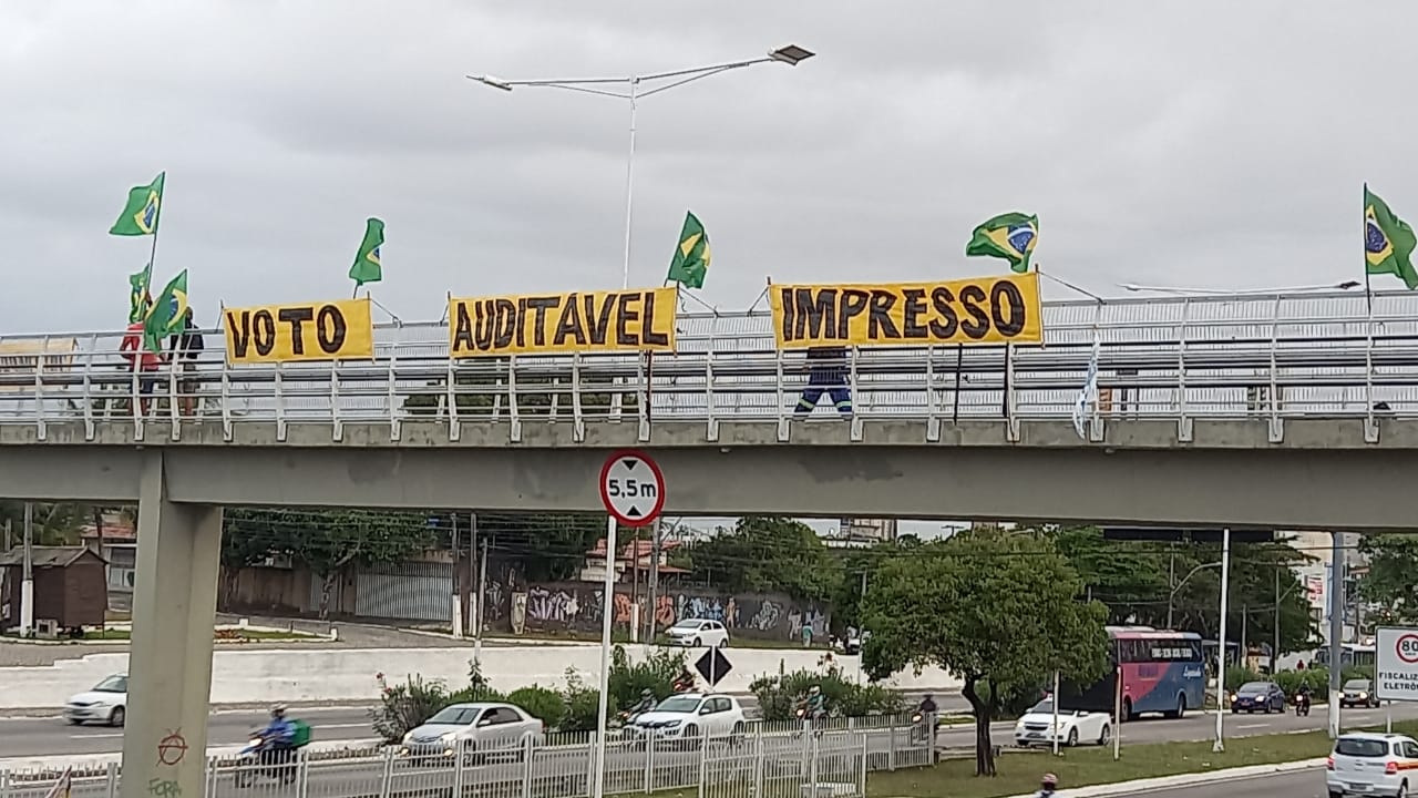 Faixas com defesa ao 