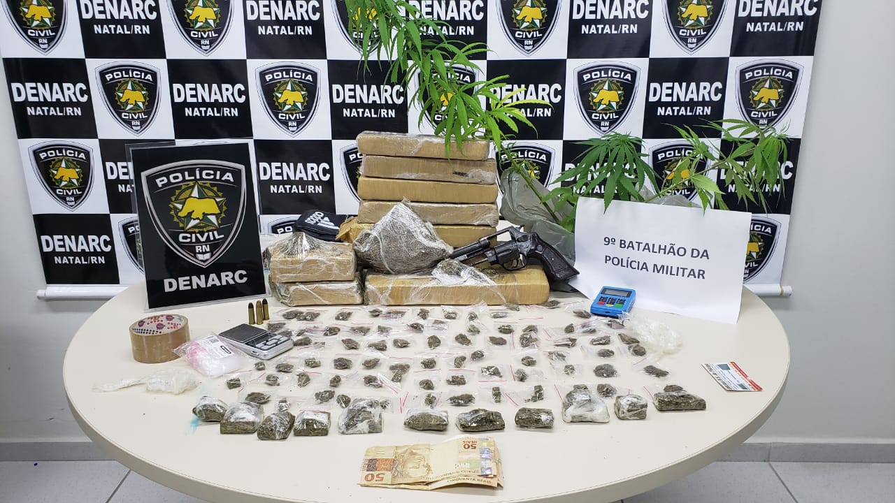 Após denúncias, polícia prende três pessoas por tráfico de drogas e posse ilegal de arma