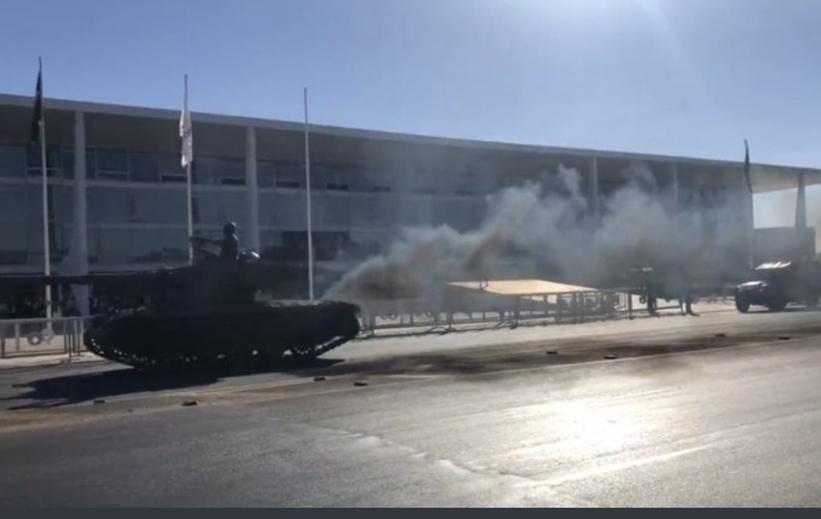 Fumaça dos tanques