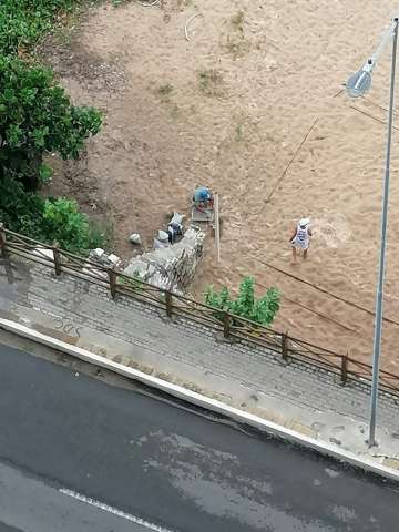Turma do futevôlei faz obras em Areia Preta. Será que tem autorização para isso?
