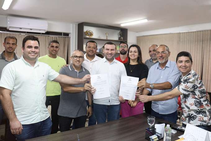 Prefeito Emídio assina ordem de serviço para instalação da iluminação de led no Tapará e no Conjunto Manoel Dias